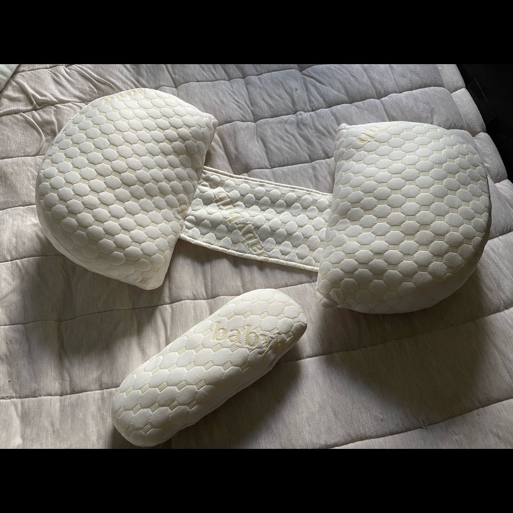 Baby bub maternity pillow. Never used absolutely brand new.
